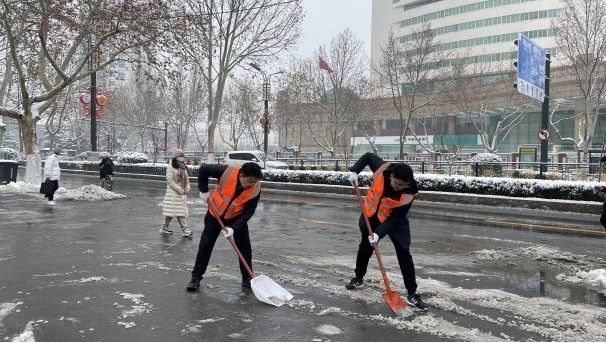 瑞雪兆豐年 勞動展風采 開封城投集團組織員工開展義務掃雪活動